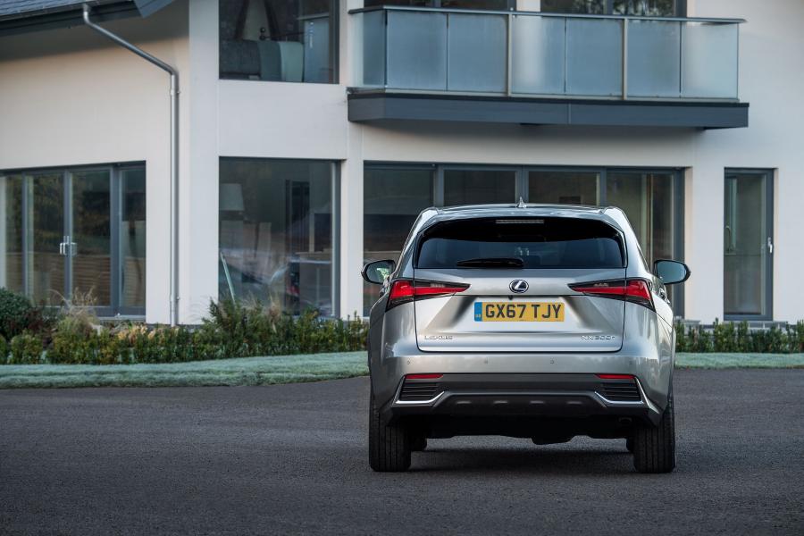  Lexus NX300h 2017 года  (UK) (фото 9 из 40)